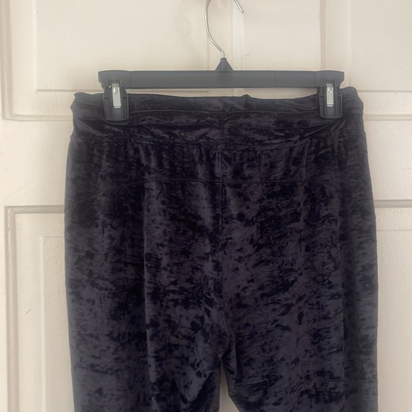 Black Lululemon “ready to crush” crushed velvet joggers size 6 - Picture 6 of 9
